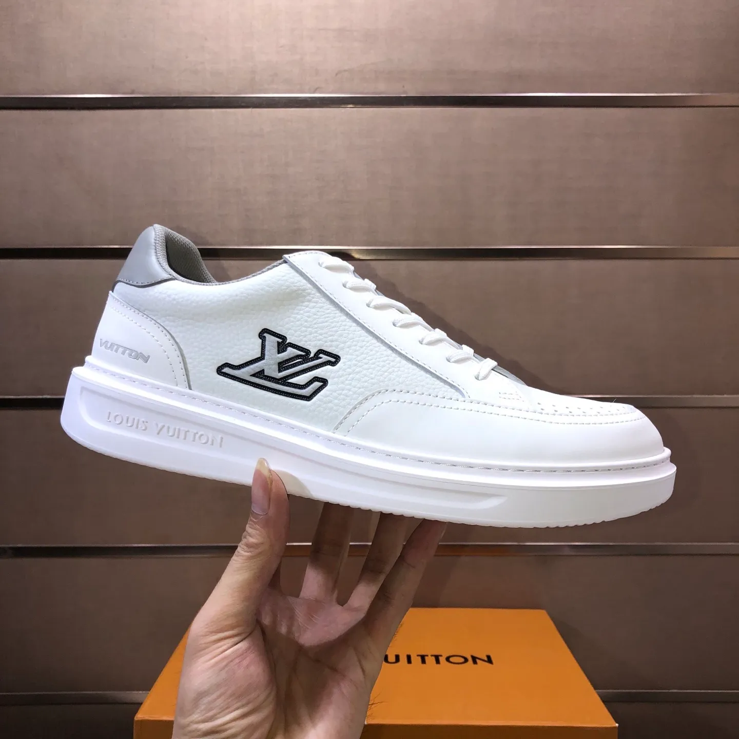 Factory batch 640💰original development, quality shipment, welcome to compare - LV sneaker series sports shoes introduce the loose silhouette of the ready-to-wear series into the spring and summer men's wear shows and make an eye-catching appearance. The cow leather upper is combined with rough fabric laces, and colorful beading highlights the brand's classic elements. LV letters mark the tongue and Monogram floral outsole. Mixed materials Made of top-grain cowhide, thick shoelace design, large Monogram print on the side, mesh lining and cotton feet, the comfort is as extreme as ever, premium heritage, quality first, worth owning! Size: Men’s 38-45 (45 is custom-made and cannot be returned or exchanged)